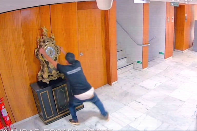 Imagens das câmeras de segurança do Palácio do Planalto 