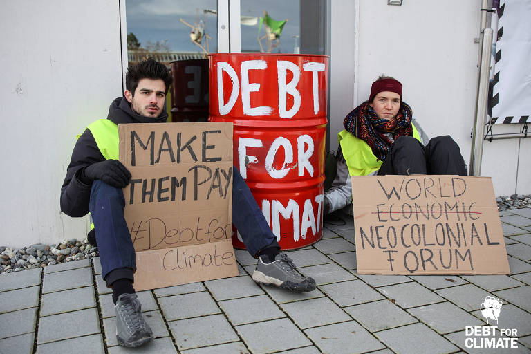 Em entrevista durante sua chegada em Davos, Haddad disse que objetivo é passar recados políticos, econômicos e ambientais à comunidade internacional; na foto, ativistas climáticos protestam em aeroporto suíço