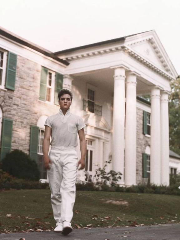 Elvis Presley na frente de sua casa, Graceland, que custou US$ 100.000 em 1957