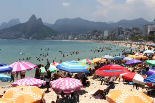 Arpoador e praia de Ipanema tomadas por banhistas nesta segunda-feira e sol intenso no verão carioca.