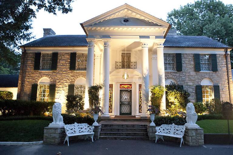 Vista frontal de Graceland, a residência de Elvis Presley em Memphis, no Tennessee