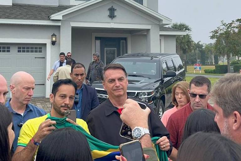 O ex-presidente Jair Bolsonaro recebe apoiadores em condomínio na região de Orlando