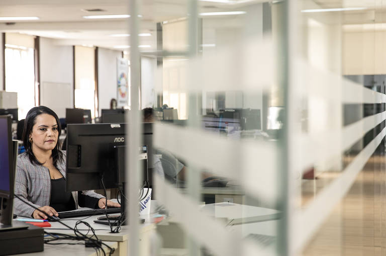 Até chegar ao cargo de coordenadora de projetos, Fernanda passou por outras funções e voltou à vida acadêmica