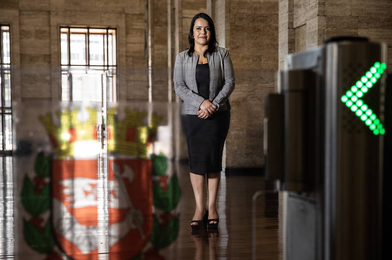 A coordenara de projetos Fernanda Sanches Martins, no saguão da Prefeitura de São Paulo, na região central da cidade