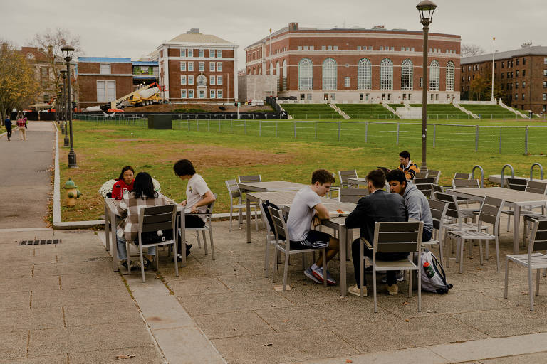 Alunos almoçam ao ar livre no campus da Wesleyan University, em Middletown, nos Estados Unidos