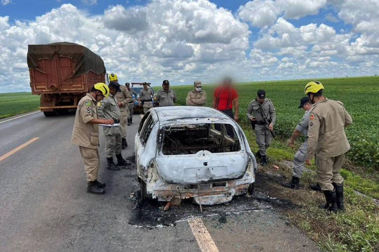 Renault Clio carbonizado foi encontrado pela PM em rodovia de Goiás com quatro corpos dentro