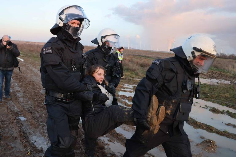 Policiais carregam a ativista ambiental na Alemanha
