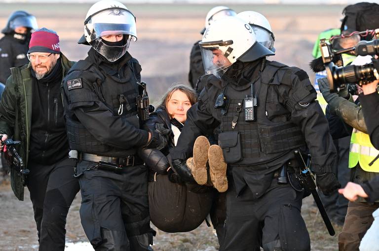 Policiais carregam a ativista ambiental na Alemanha 
