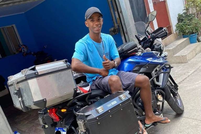  João Richard de Oliveira Gama Lopes, 25 sentado em sua moto