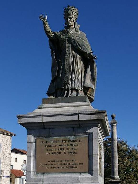 Estátua do papa Silvestre 2° em Aurillac (França)