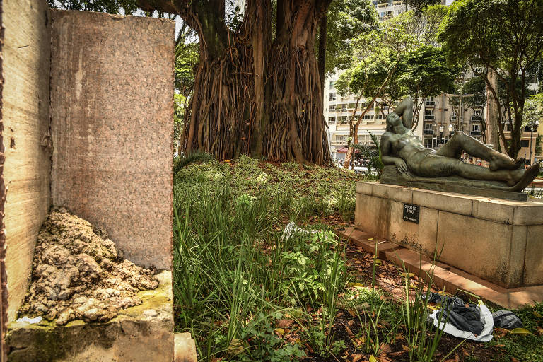 A falta de conservação das obras do Brecheret  e do  Di Cavalcanti que estão expostas em áreas públicas de São Paulo. A obra intitulada " Depois do Banho", encontra-se no centro da cidade de São Paulo, no Largo do Arouche. Foi concebida pelo escultor italiano, Victor Brecheret e em seu entorno há fezes, urina, roupas abandonadas no gramado alto. Ao lado da obra, totens  tiveram seus bustos roubados