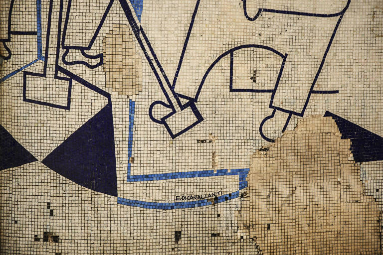 A falta de conservação das obras do Brecheret  e do  Di Cavalcanti que estão expostas em áreas públicas de São Paulo. Mosaico na entrada do Edifício triângulo, projeto de Oscar Niemeyer, construído no centro da cidade de São Paulo. O painel concebido por Di cavalcanti encontra-se bem danificado, com pastilhas de vidro faltando, remendos mal colocados e muito diferentes dos originais