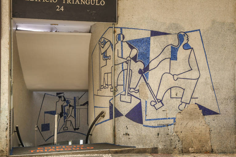 A falta de conservação das obras do Brecheret  e do  Di Cavalcanti que estão expostas em áreas públicas de São Paulo. Mosaico na entrada do Edifício triângulo, projeto de Oscar Niemeyer, construído no centro da cidade de São Paulo. O painel concebido por Di cavalcanti encontra-se bem danificado, com pastilhas de vidro faltando, remendos mal colocados e muito diferentes dos originais