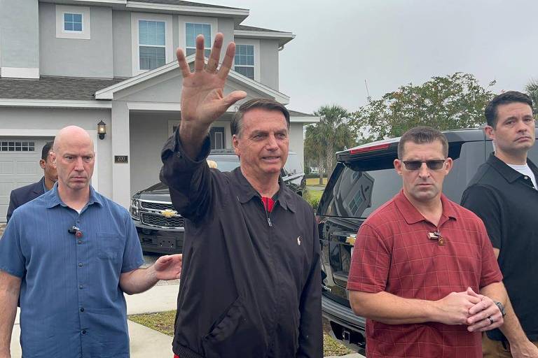 Ex-presidente Jair Bolsonaro recebe apoiadores em condomínio na região de Orlando