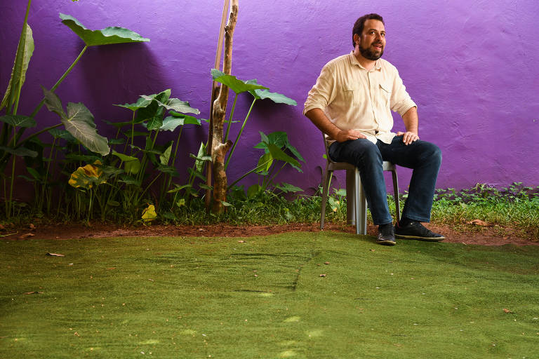O deputado federal Guilherme Boulos (PSOL) durante entrevista na Fundação Lauro Campos e Marielle Franco, no bairro de Pinheiros (zona oeste de São Paulo)
