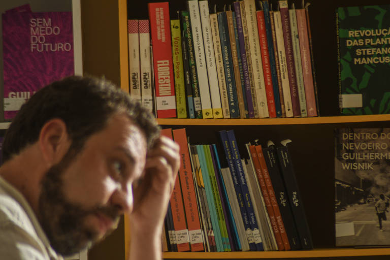 O deputado federal Guilherme Boulos (PSOL) durante entrevista na Fundação Lauro Campos e Marielle Franco, no bairro de Pinheiros (zona oeste de São Paulo)