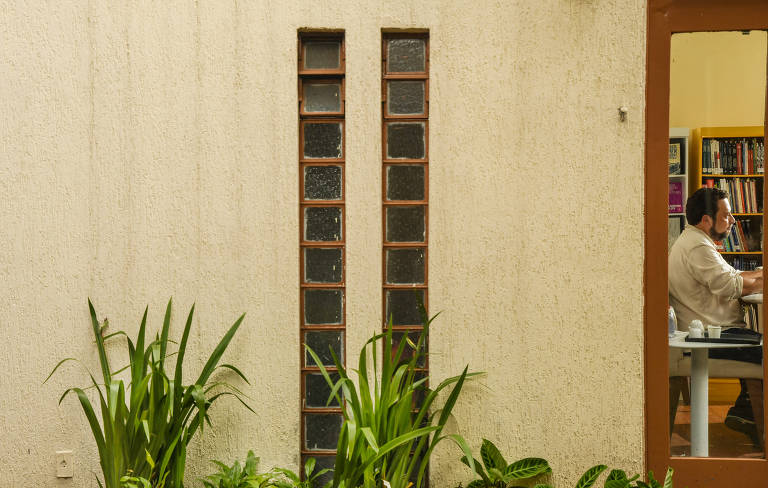 O deputado federal Guilherme Boulos (PSOL) durante entrevista na Fundação Lauro Campos e Marielle Franco, no bairro de Pinheiros (zona oeste de São Paulo)