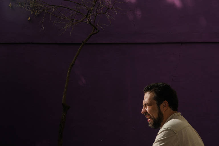 O deputado federal Guilherme Boulos (PSOL) durante entrevista na Fundação Lauro Campos e Marielle Franco, no bairro de Pinheiros (zona oeste de São Paulo)