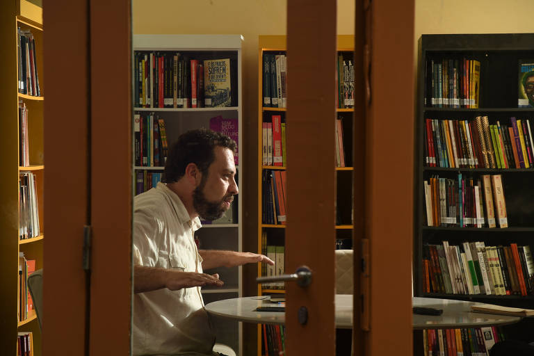 O deputado federal Guilherme Boulos (PSOL) durante entrevista na Fundação Lauro Campos e Marielle Franco, no bairro de Pinheiros (zona oeste de São Paulo)