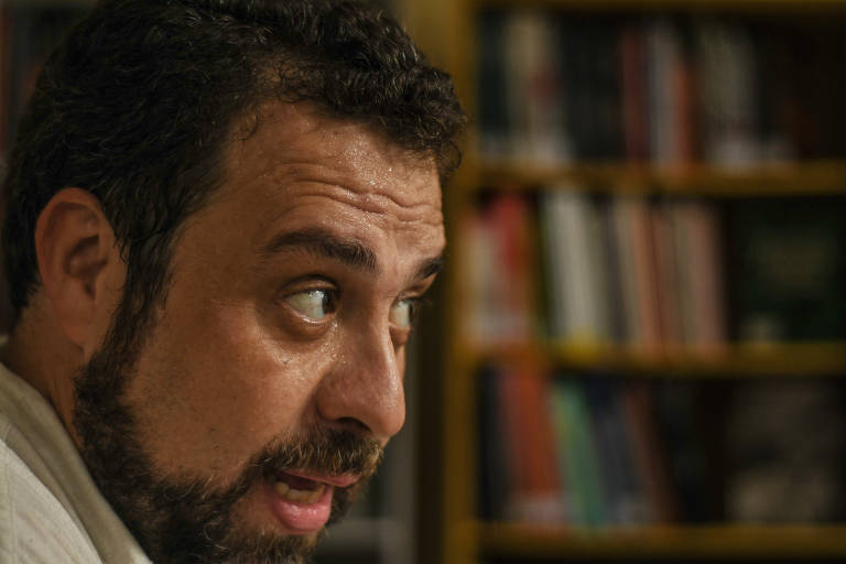 O deputado federal Guilherme Boulos (PSOL) durante entrevista na Fundação Lauro Campos e Marielle Franco, no bairro de Pinheiros (zona oeste de São Paulo)