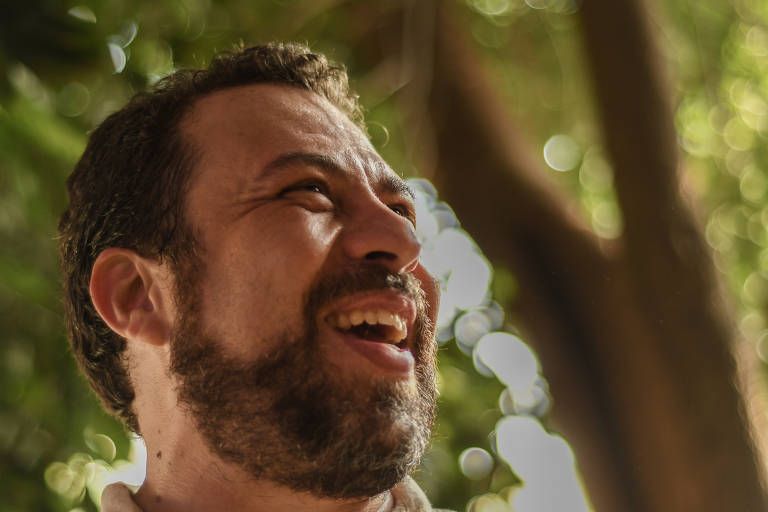 O deputado federal Guilherme Boulos (PSOL) durante entrevista na Fundação Lauro Campos e Marielle Franco, no bairro de Pinheiros (zona oeste de São Paulo)