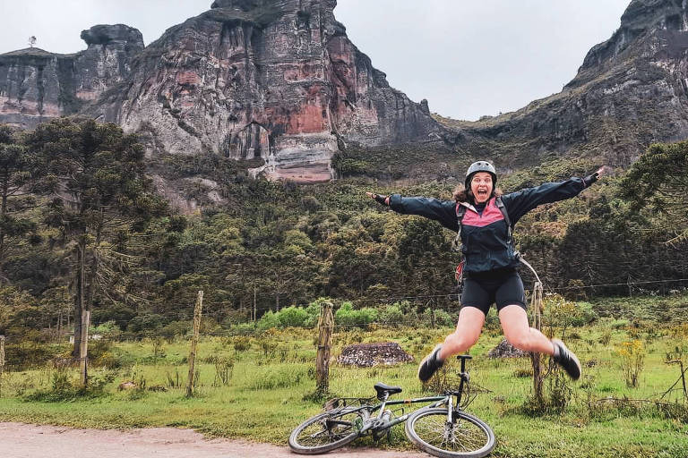 Há quase dois anos na estrada, paulistana leva o mundo em sua bicicleta