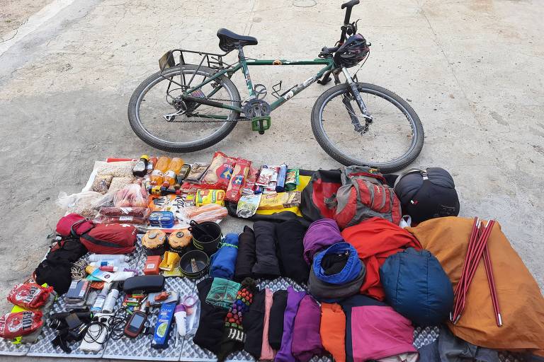 Toda a bagagem que Natachi Silva leva em sua bicicleta na viagem de quase dois anos pelo sul do país
