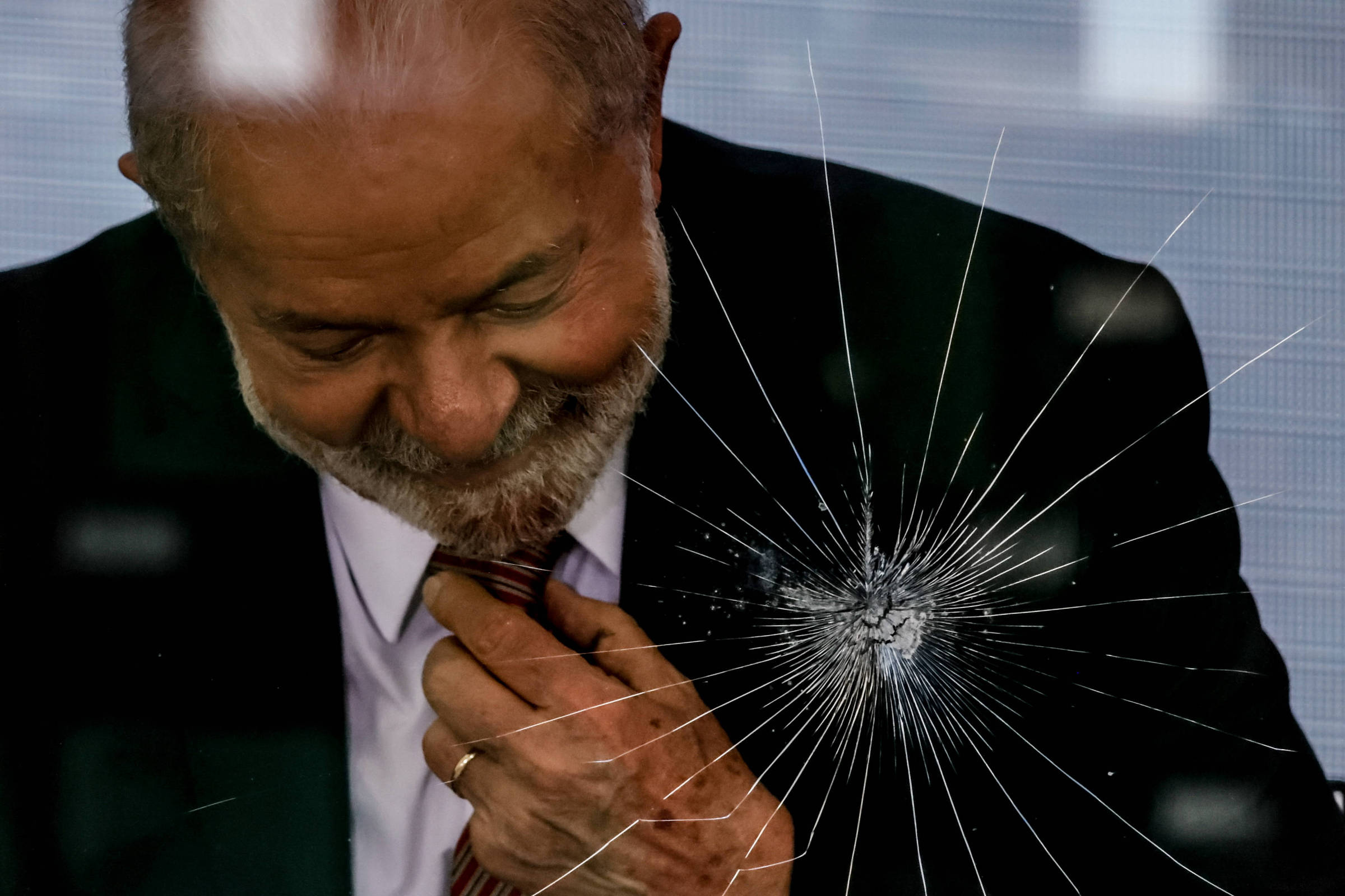 Foto de Lula com vidro trincado mostra que Planalto resiste após barbárie  em Brasília - 19/01/2023 - Poder - Folha