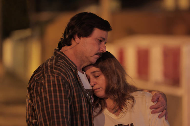 Os atores Thelmo Fernandes e Debora Lamm em cena da série "Todo Dia A Mesma Noite", da Netflix