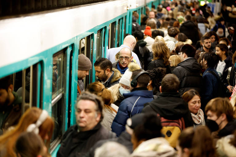  Movimentação em estação de metrô em Paris na véspera de greve geral convocada contra reforma da Previdência