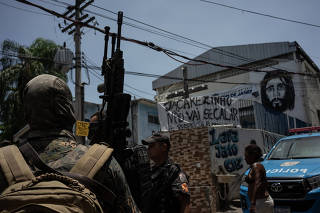 Policias fazem ronda na Favela do Jacarezinho