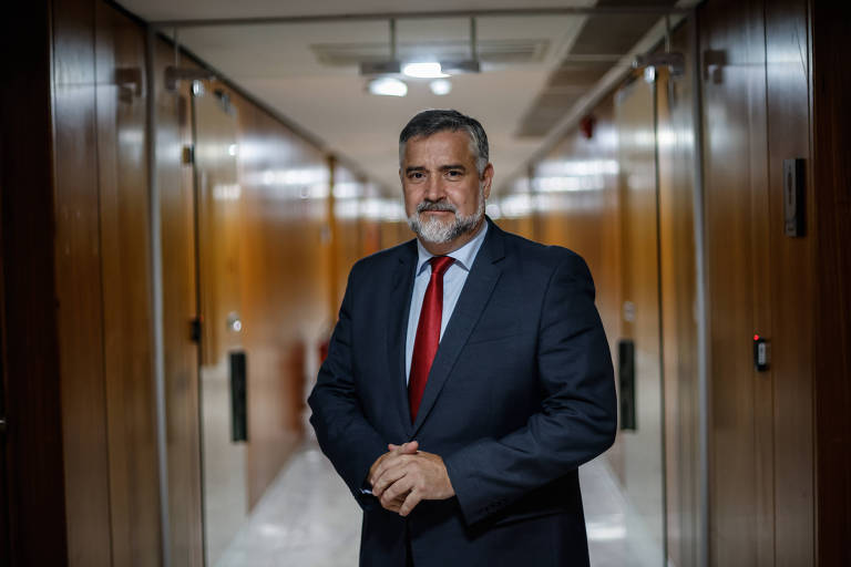  O ministro-chefe da Secom, Paulo Pimenta, posa para foto em corredor do Palácio do Planalto.  