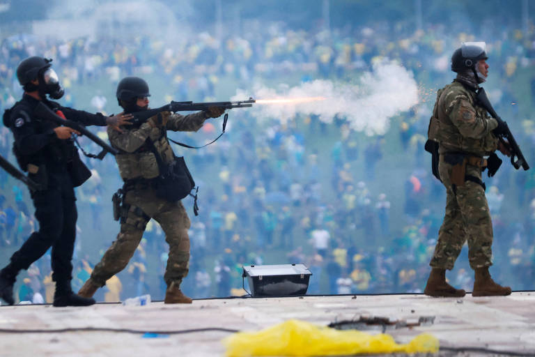 Policiais tentam afastar golpistas que invadiram o Congresso, em Brasília