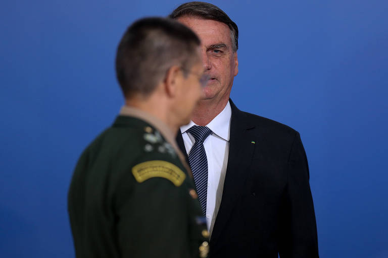 O ex-presidente Jair Bolsonaro durante evento no Palácio do Planalto com o então ministro da Defesa, Paulo Sérgio Nogueira, e generais militares