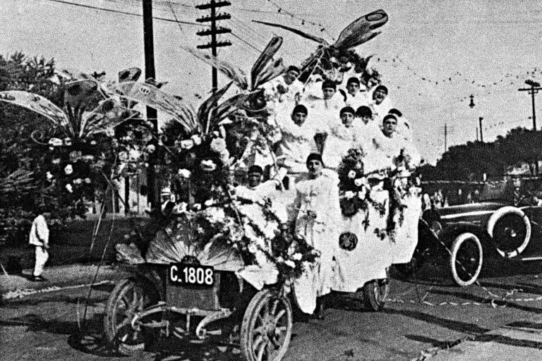 mulheres empilhadas em carro de carnaval