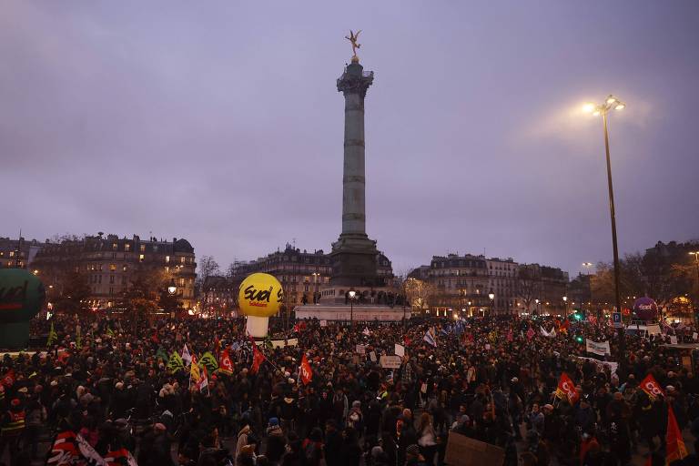 Com 1 milhão nas ruas, greve contra reforma da Previdência põe Macron sob pressão