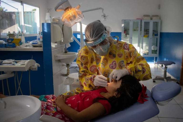Dentista trata de criança