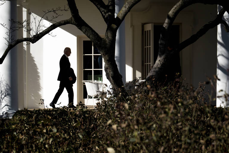 O presidente dos EUA, Joe Biden, caminha na Casa Branca, em Washington