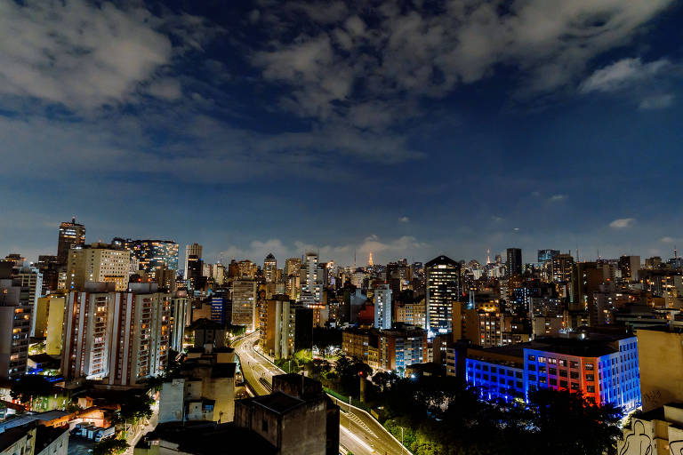 Vista do céu a partir do Edifício Racy, na Avenida São João, no centro de São Paulo