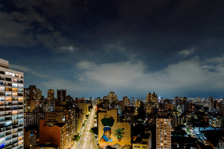 São Paulo em registro feito a partir do Edifício Racy, na avenida São João, centro da capital; aumento acelerado da poluição luminosa diminui a capacidade de observação do céu noturno