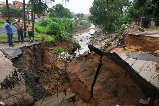 Temporal causa queda de ponte e rio arrasta veículo em Campinas