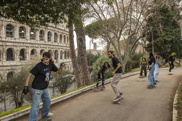 Skatistas no novo skatepark perto do Coliseu, em Roma
