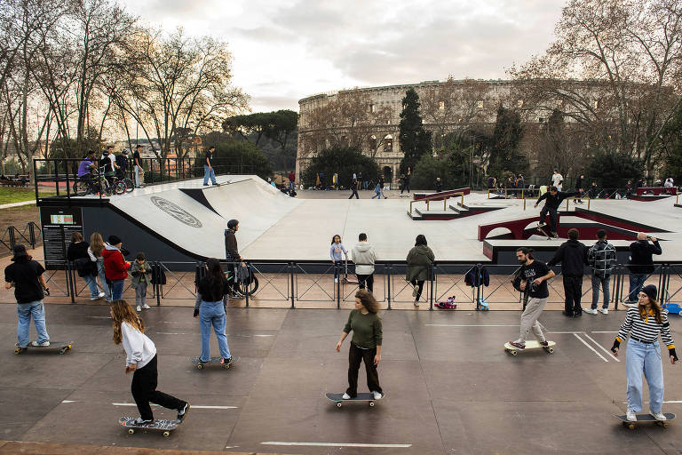 Novo skatepark de Roma, um parque para skatistas em frente ao Coliseu, que está atraindo jovens de diferentes cidades na Itália