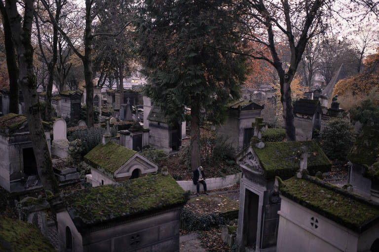Vista do cemitério Père-Lachaise, que se transformou em um exuberante jardim, em Paris