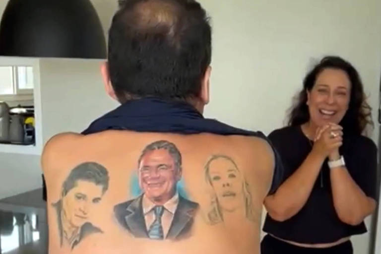 O senador Jorge Kajuru (Podemos-GO) tatuou o rosto de Alvaro Dias nas costas