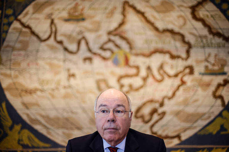 Retrato de Vieira com um mapa-múndi na cor marrom ao fundo