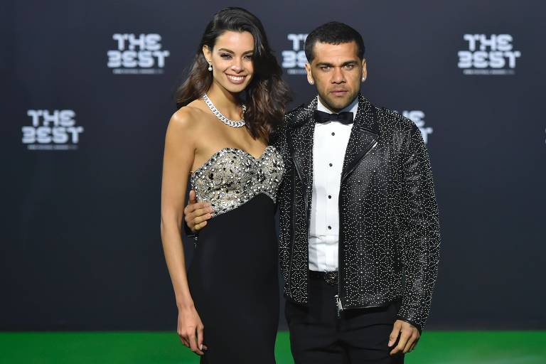 Dani Alves e a esposa Joana Sanz em cerimônia da Fifa