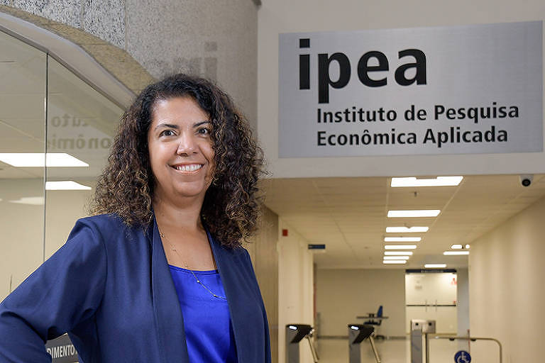 Sorrindo e usando paletó e blusa azuis, a economista Luciana Servo, nova presidente do Ipea