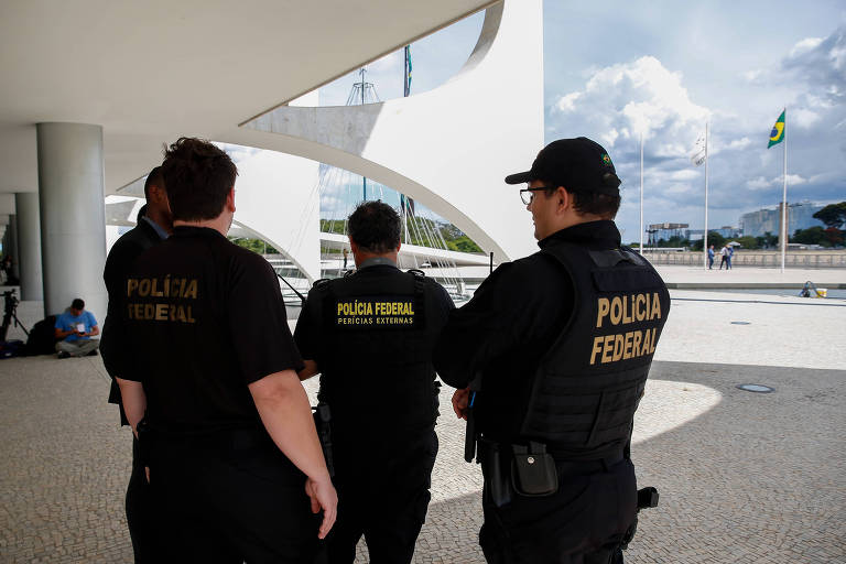 Peritos da Polícia Federal fazem análise de local de crime e levantamento de imagens do Palácio do Planalto para realização de perícia