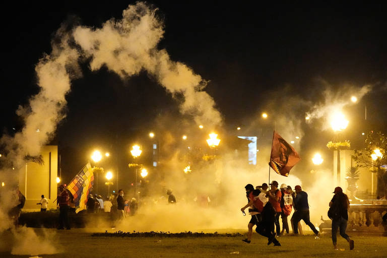 Confrontos em atos mantêm caos no Peru, e presidente tenta transmitir normalidade